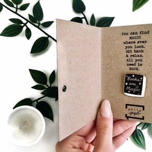 BOEKEN ZIJN MAGIE - metalen pin + wenskaart, cadeau voor boekenliefhebbers