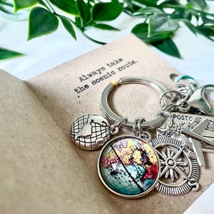 Llavero esmaltado TRAVEL EXPLORE + tarjeta de felicitación // Siempre toma la ruta escénica: regalo para geógrafos, exploradores, excursionistas y viajeros
