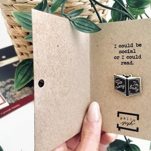 Partez - je suis occupé (je pourrais être social ou je pourrais lire) épingle en métal + carte de vœux, cadeau pour les amateurs de livres
