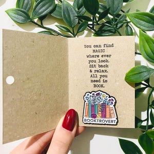 BOOKTROVERT - spilla in metallo + biglietto d'auguri, regalo per amanti dei libri