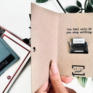 Emaille pin van schrijfmachine + wenskaart//je faalt alleen als je stopt met schrijven, cadeau voor schrijver en journalist, cadeau voor boekenliefhebber