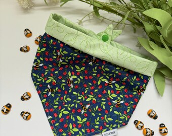 Bandana reversible para perro o gato con fresas en azul y cuadros verdes / Bandana para perro de primavera / Reversible / A presión / Personalizada