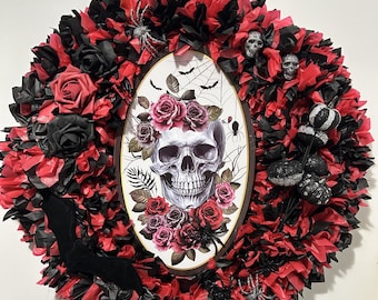 Corona gótica de calaveras hecha a mano: rosas rojas y negras, arañas y murciélagos (decoración de Halloween).