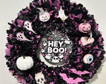Corona de Halloween rosa y negra hecha a mano – Decoración de puerta fantasma "Hey Boo"