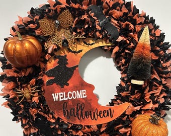 Corona de Halloween, decoración de bruja naranja y negra con calabazas y letrero de bienvenida.