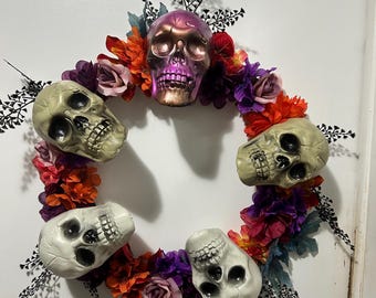 Corona gótica de calaveras y flores hecha a mano / Decoración de Halloween en tonos morados y naranjas