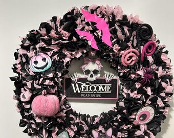Corona de Halloween rosa y negra hecha a mano – Decoración de puerta con calavera estilo gótico pastel