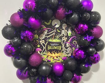 Corona de Halloween, decoración de bruja con caldero morado y negro, puerta con esqueleto