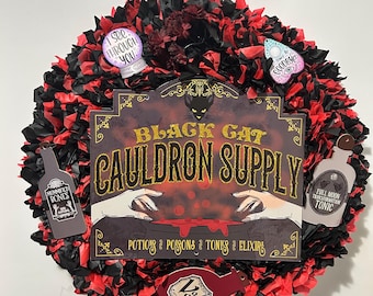 Corona de caldero de gato negro hecha a mano / Decoración de puerta con poción de bruja (negra y roja)