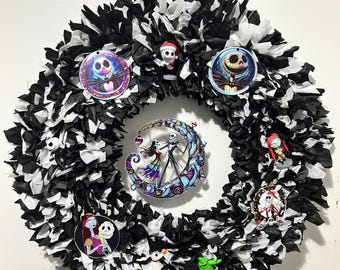 Corona de Halloween, decoración con personajes de Jack y Sally en blanco y negro