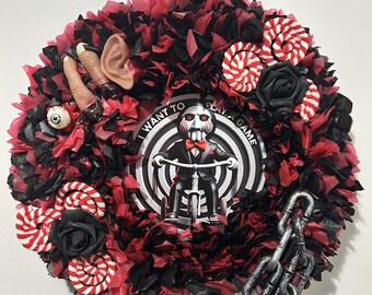 Corona de terror, decoración de Halloween en rojo y negro con centro de mesa de triciclo.