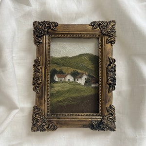 Pintura al óleo vintage con marco dorado, paisaje de casas de campo en una colina, original y auténtica, pintada a mano, estilo campestre francés, casa rústica melancólica.