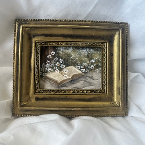 Dipinto ad acquerello fatto a mano di un libro malinconico con fiori - Cornice in ceramica di ispirazione vintage, realizzata artigianalmente, ciascuna unica, realizzata dall'artista