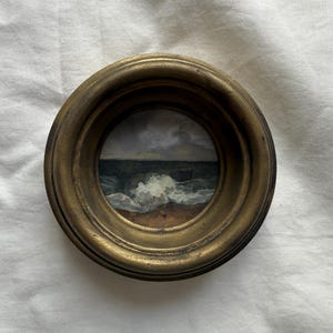 Mini paesaggio costiero marino - Dipinto a guazzo rotondo, piccola opera d'arte con cornice raffigurante l'oceano, scena di spiaggia dipinta a mano, decorazione da parete estiva, opera d'arte originale