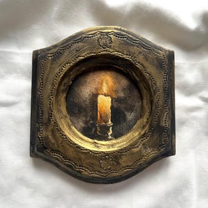 Dipinto ad acquerello originale di una candela accesa al buio in cornice rotonda fatta a mano | 4x5 pollici piccola natura morta con pittura a olio di candela