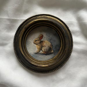 Acquerello originale di coniglio incorniciato, dipinto di coniglio dall'aspetto vintage in cornice dorata rotonda fatta a mano, piccolo coniglietto da fattoria carino dall'atmosfera antica