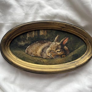 Dipinto ad acquerello originale con cornice raffigurante un coniglietto addormentato, dipinto di un coniglio dall'aspetto antico, arte di un coniglietto carino con umore vintage in cornice fatta a mano, cornice ovale