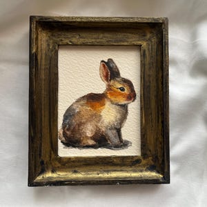 Acquerello originale di coniglietto incorniciato, dipinto di coniglio dall'aspetto vintage in cornice dorata fatta a mano, piccolo regalo d'arte di coniglietto da fattoria carino e dall'atmosfera antica