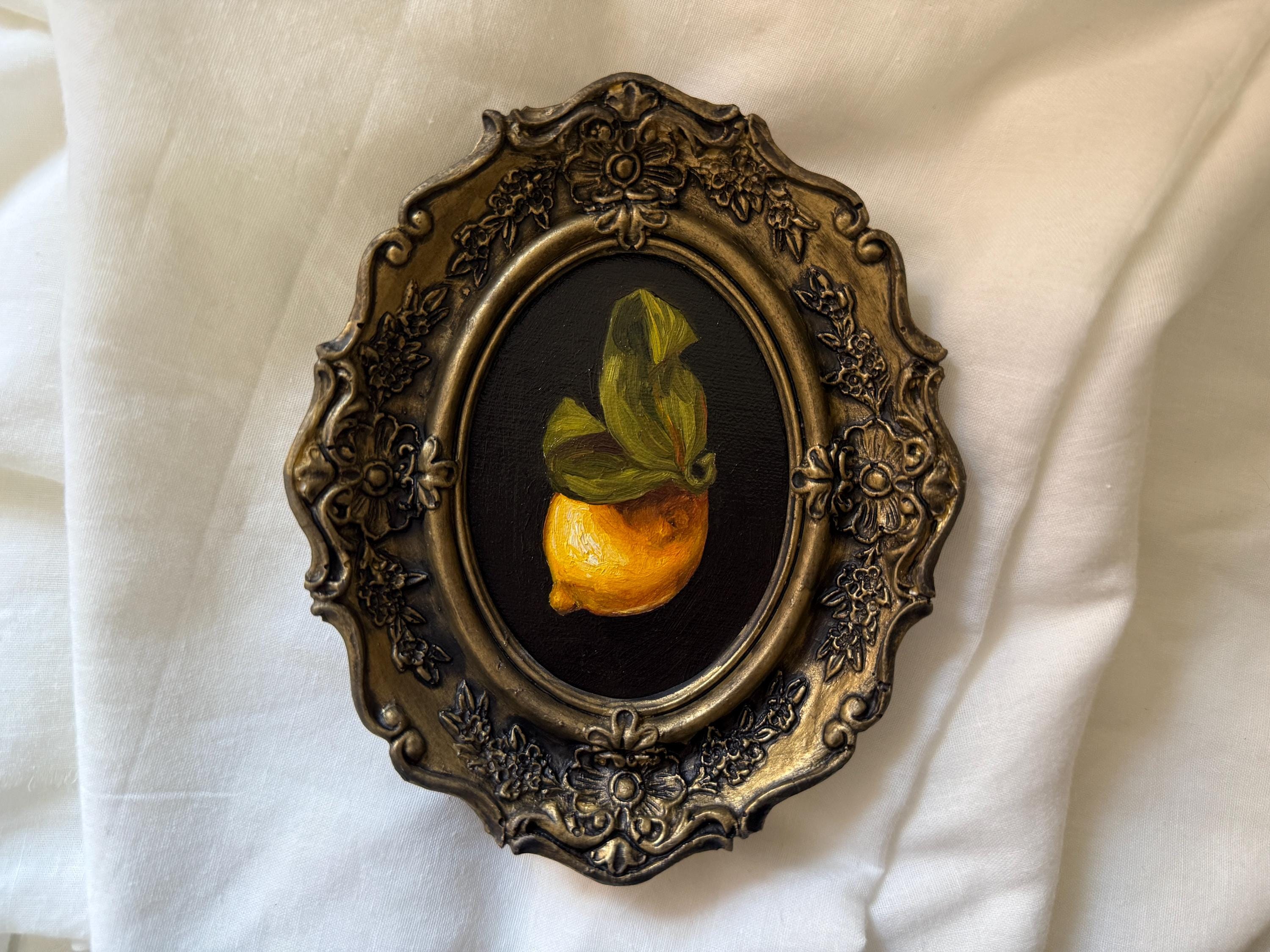 レモンの静物画 木製フレーム付き ヴィンテージ風の額入りレモンの静物画、手作りの金色のフレームに入っ