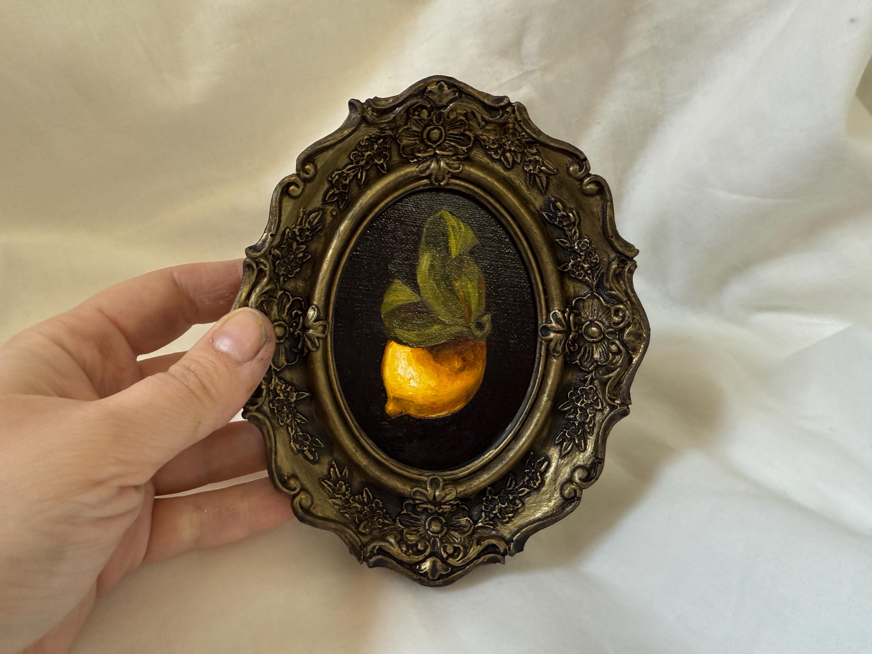 レモンの静物画 木製フレーム付き ヴィンテージ風の額入りレモンの静物画、手作りの金色のフレームに入っ