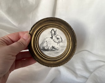 Einzigartiger gerahmter süßer kleiner Hase | Kohlehase Originalzeichnung | Vintage-Kaninchen-Kunst | Goldener antiker handgefertigter Rahmen | Kleine Geschenkkunst