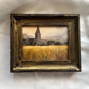 Acquerello estivo originale con cornice, chiesa di un villaggio francese, illustrazione di un villaggio fatta a mano, arte dall'aspetto vintage in regalo con cornice dorata fatta a mano