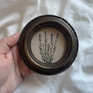 Rotondo Piccolo dipinto ad acquerello originale incorniciato, natura morta lavanda, autentico regalo unico, disegno di illustrazione della parete di fiori botanici
