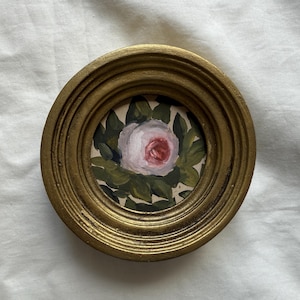 Dipinto rotondo con rosa rosa – Piccola opera d'arte in miniatura romantica con guazzo floreale incorniciata, rosa vintage in stile cottage, originale dipinto a mano