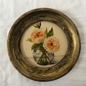 Natura morta unica con rose bianche in vaso di vetro, dipinto ad acquerello in una cornice in ceramica fatta a mano | Piccolo dipinto | Arte calda originale