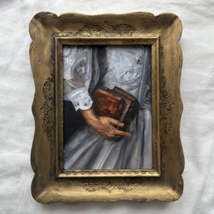 Dipinto di donna vittoriana con libri d'epoca incorniciato | Dipinto originale fatto a mano di Dark Academia | Illustrazione di libri con cornice dorata