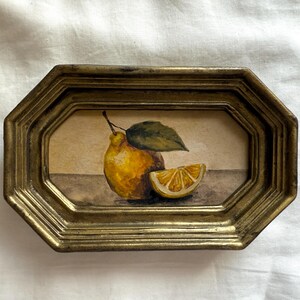 Natura morta estiva di limoni, piccolo dipinto a guazzo con cornice, arte panoramica da cucina vintage, decorazione da parete con agrumi, originale dipinto a mano
