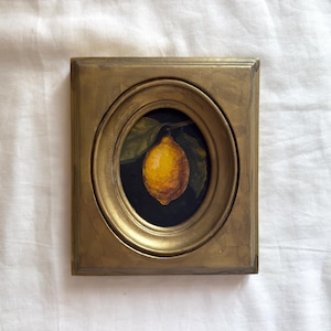 Natura morta con limone malinconico - Dipinto a guazzo originale, opera d'arte di frutta con cornice vintage, piccolo arredo da cucina scuro, decorazione da parete con agrumi estivi