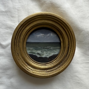 Mini paesaggio costiero marino - Dipinto a guazzo rotondo, piccola opera d'arte con cornice raffigurante l'oceano, scena di spiaggia dipinta a mano, decorazione da parete estiva, opera d'arte originale