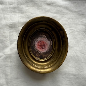 Dipinto ovale con rosa rosa – Piccolo dipinto floreale a guazzo con cornice, romantico, da parete, miniatura di fiori in stile vintage, regalo originale dipinto a mano