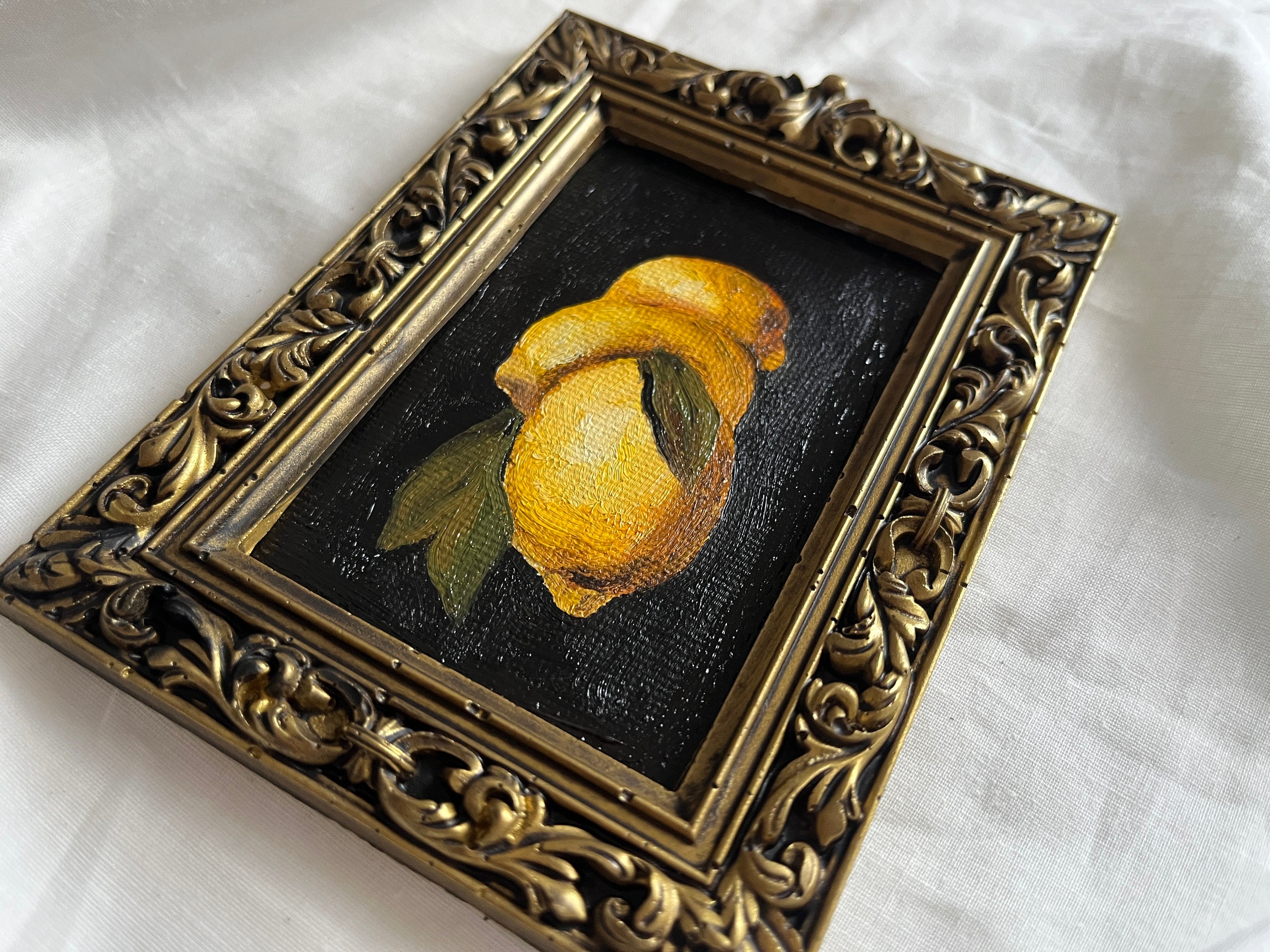レモンのヴィンテージフレームの静物画、手作りの金色のフレームに入っ