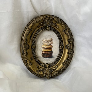 Acquerello macarons vintage con cornice dorata, pasticceria francese dipinta originale e autentica, arte alimentare, pittura alimentare dall'aspetto antico europeo