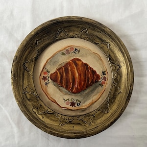 Natura morta unica con cornice e croissant, dipinto originale ad acquerello fatto a mano in cornice dorata fatta a mano, natura morta suggestiva con pasticceria