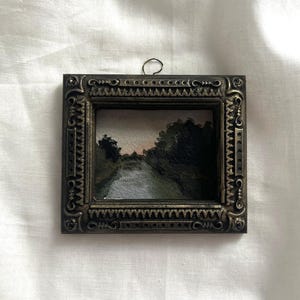 Paesaggio acquerello con cornice dorata in stile vintage, lago al tramonto, originale e autentico dipinto a mano, paesaggio rustico malinconico della campagna francese