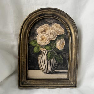 Natura morta unica con rose bianche, dipinto ad acquerello in una cornice in ceramica fatta a mano | Dipinto ad arco, originale arte incorniciata, romantica e suggestiva