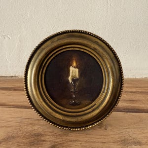 Pintura al óleo original de una vela encendida en la oscuridad en marco redondo hecho a mano | Bodegón pequeño de 4 x 4 pulgadas con pintura al óleo de vela