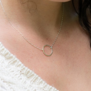 Colar circular de prata esterlina martelada: joias minimalistas e delicadas