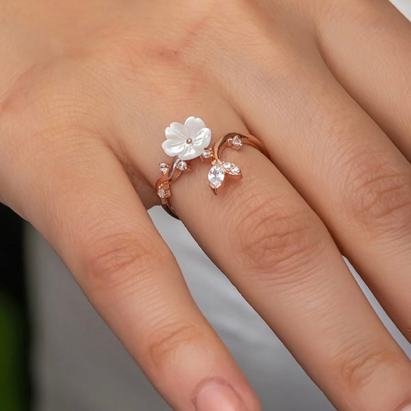 La bague avec un motif de fleur nacré, La bague ajustable en argent 925, la bague minimaliste et tendance. Cadeau Noël, cadeau pour femme