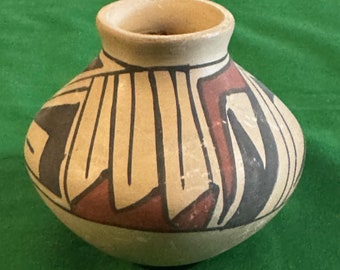 Mata Ortiz Small Pottery Jar  Mexico - Feather Design