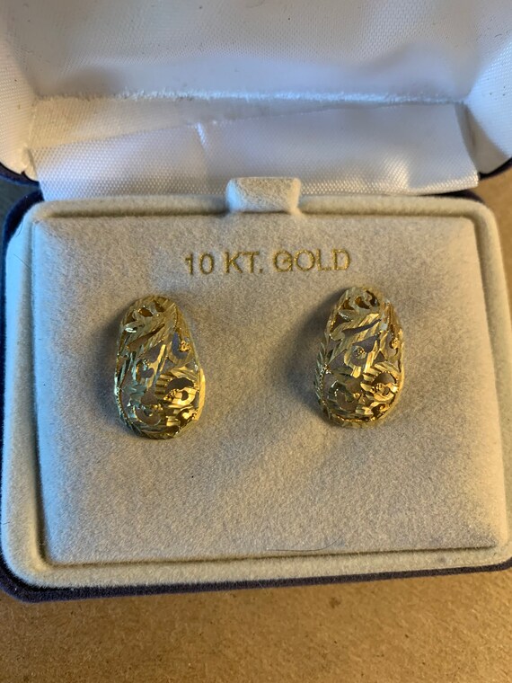 Vintage 10K Gold Filagree Earrings - image 1