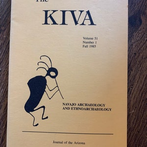 Può includere: Una copertina di rivista vintage intitolata "The KIVA", con una figura a silhouette nera e testo. La copertina è di colore beige chiaro, con il testo "NAVAJO ARCHAEOLOGY AND ETHNOARCHAEOLOGY". Volume 51, Numero 1, Autunno 1985.