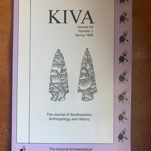 Puede incluir: Una copia de KIVA, Volumen 64, Número 3, Primavera de 1999. La portada presenta el título "KIVA" en letras negras grandes, con el subtítulo "The Journal of Southwestern Anthropology and History". También hay dos ilustraciones detalladas de puntas de flecha.