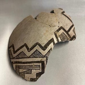 Förhistorisk Anasazi / Mogollon Tularosa svart på vit amerikansk keramik, delvisa Olla-skärvor, artefakt, Arizona
