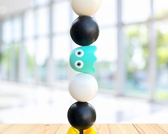 Cordão para crachá com estampa do Pac-Man Ghost, feito com contas de silicone e nylon trançado.