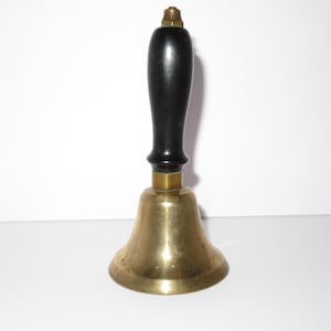 Campana escolar de latón vintage, gran regalo para maestro o líder de campamento, mango de madera, pátina original, ¡poco más de 6” de alto!