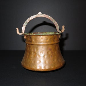 Petit pot vintage en cuivre martelé, chaudron